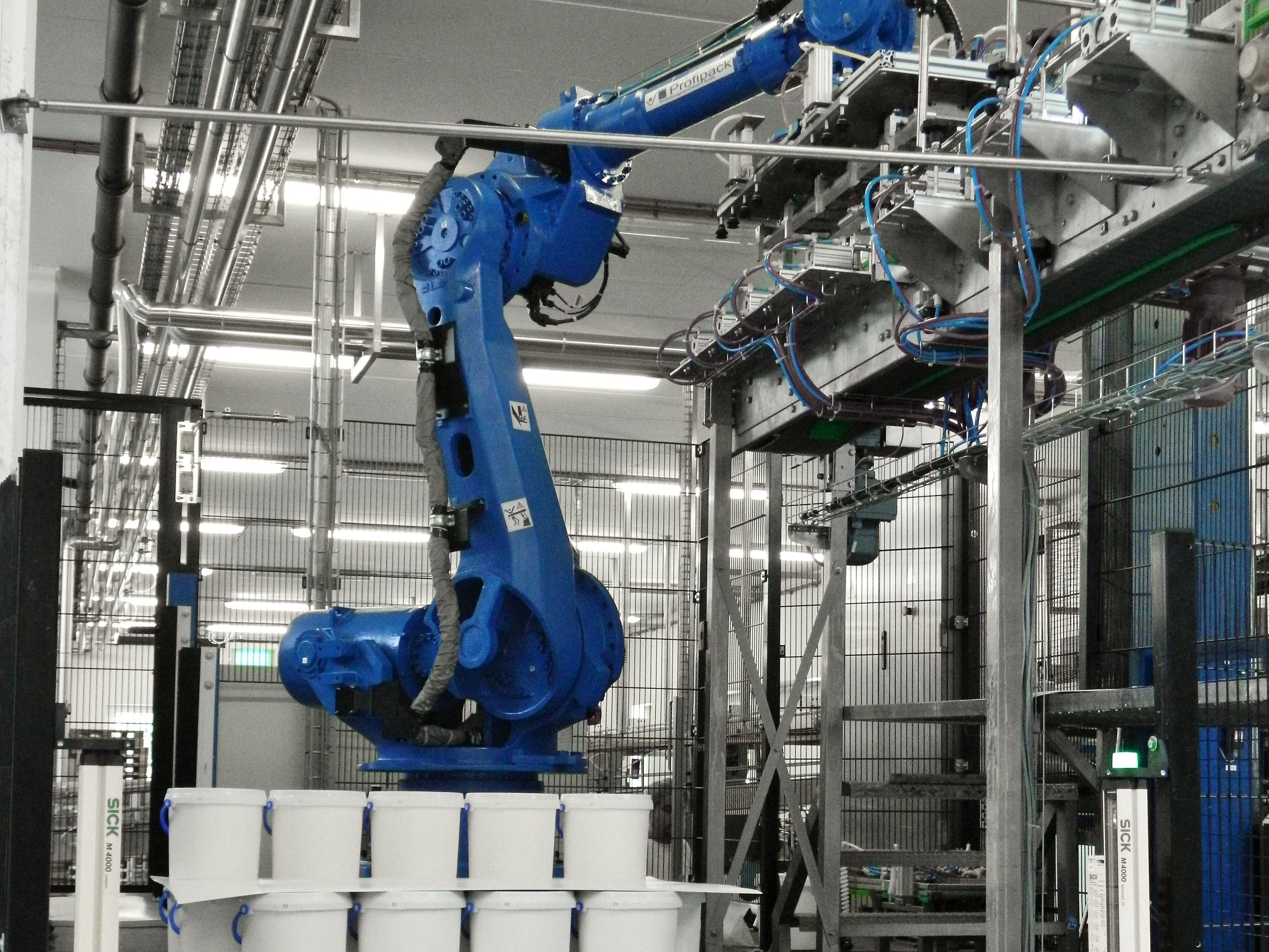 Robot palletizing of buckets 